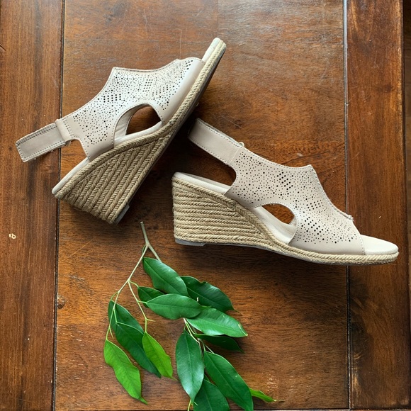 Clarks Nude Wedge Sandals - Picture 3 of 7